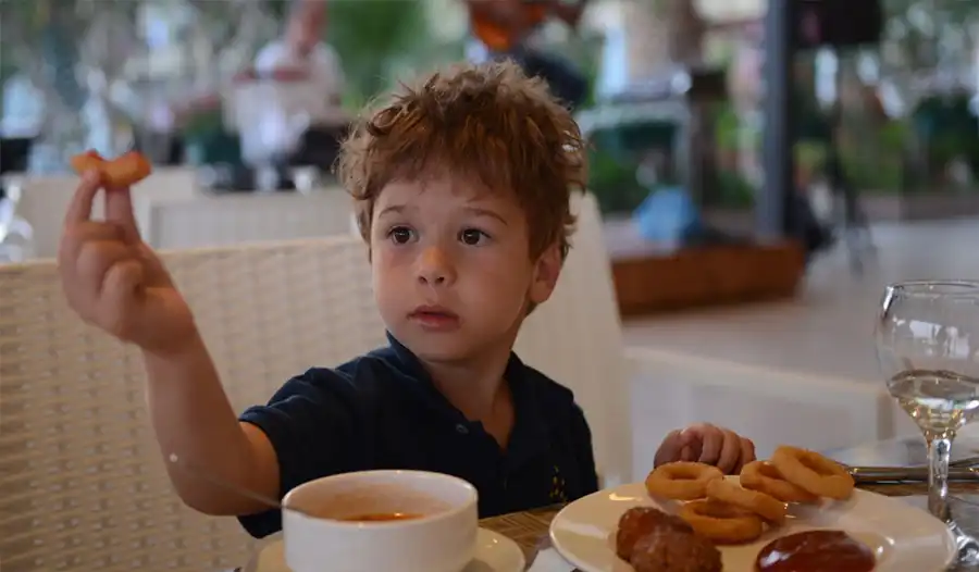 Restoranda yemek yiyen erkek çocuk - aile-otelleri Elbis Hotel Altınoluk