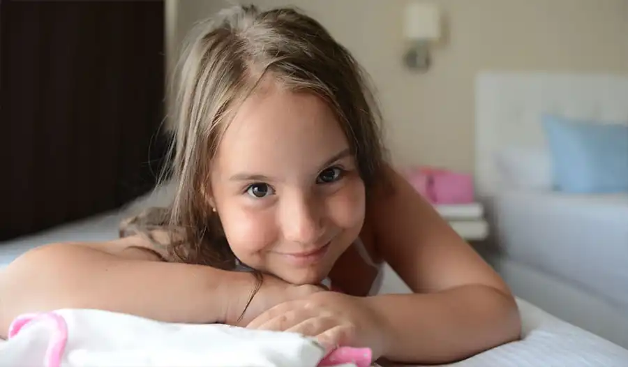 Kameraya gülümseyen sevimli kız çocuğu - aile-otelleri - Elbis Hotel Altınoluk