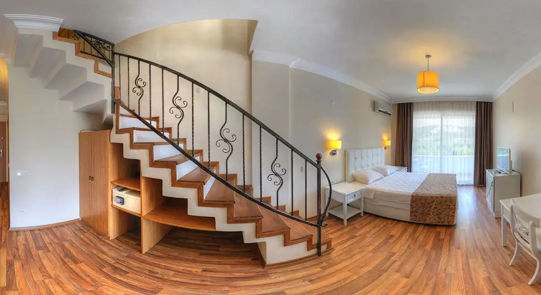 Altınoluk Elbis Otel Dubleks aile odası merdiven