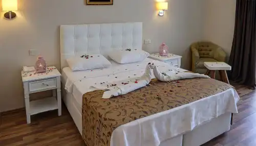 özel süslenmiş balayı odası Elbis Hotel Altınoluk