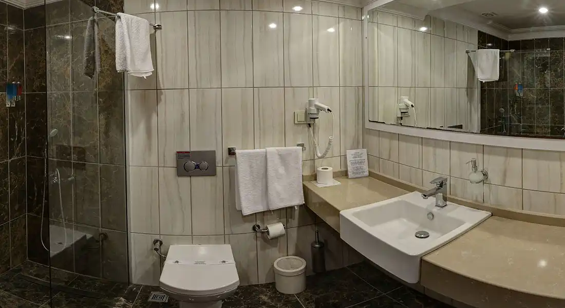 Elbis Hotel Altınoluk suit oda lüks banyosu