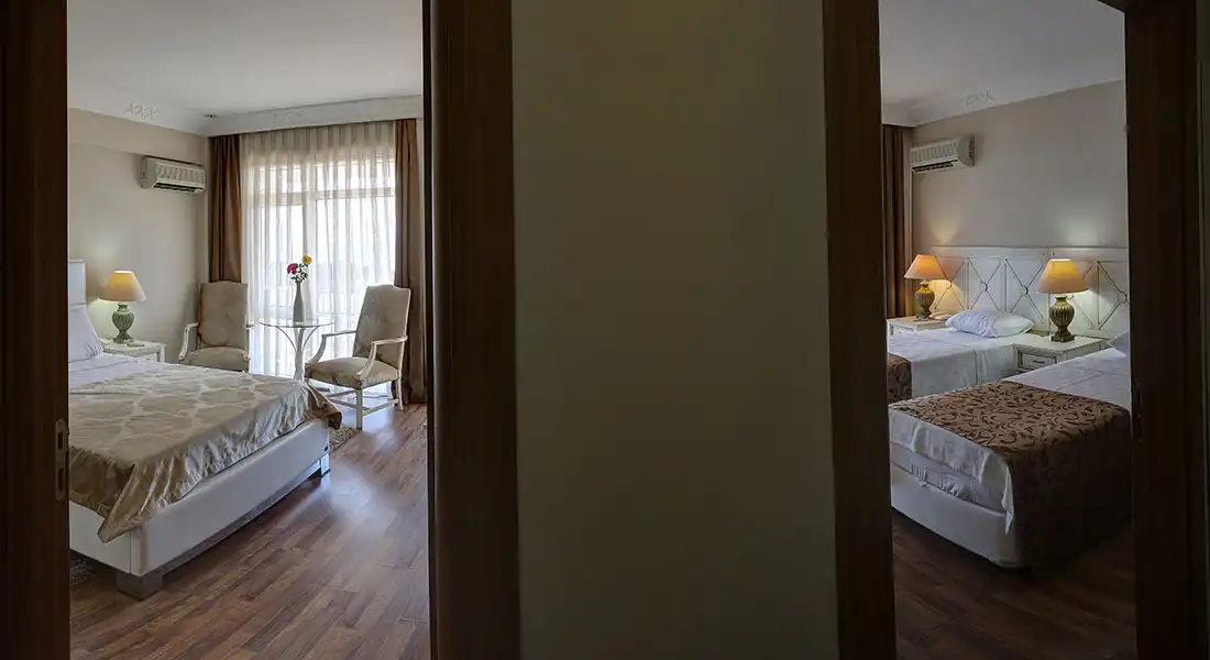 Elbis Hotel Altınoluk suit odanın iki ayrı bölümünün kapıdan görünümü